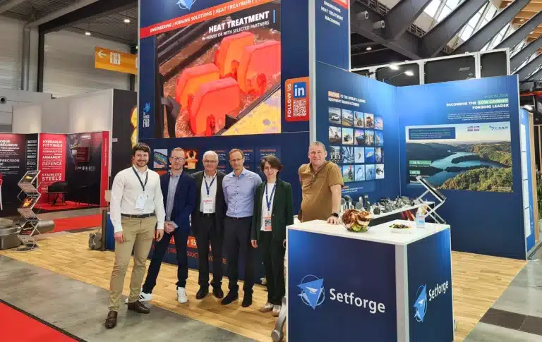 Photo de groupe de l'équipe Setforge sur le stand de l'édition 2026 de CastForge